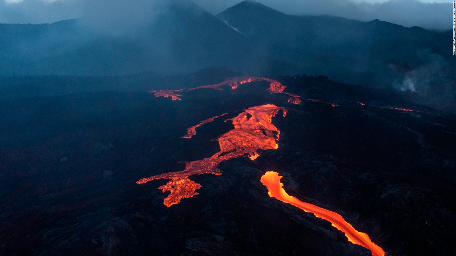 Mira como avanza la lava y cae cenizas en La Palma