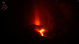 Mira el potente jet de lava que expulsa el volcán