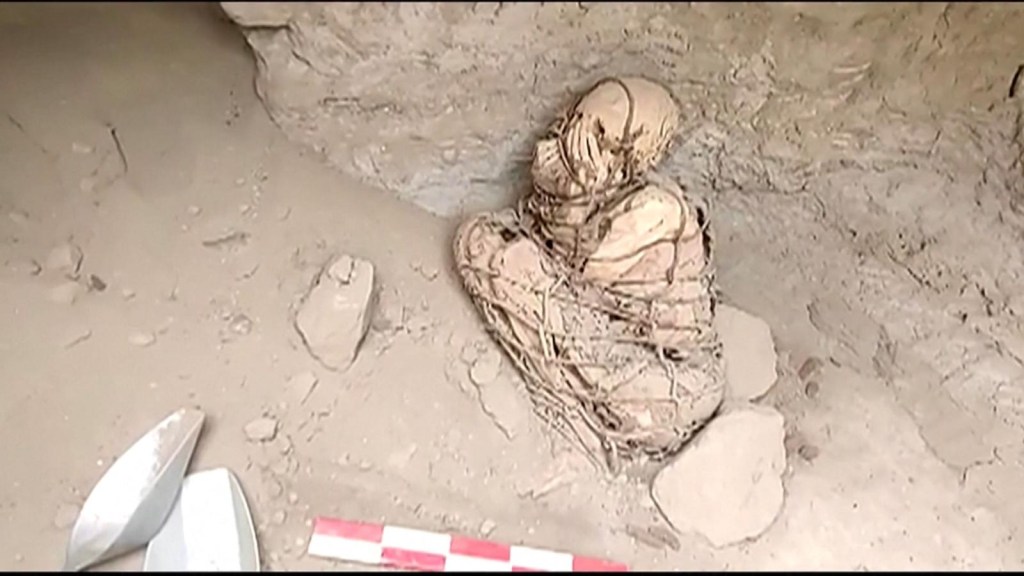 Descubren en Perú a momia de 800 años