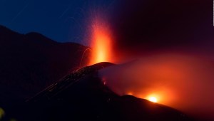 Fuego fluorescente sorprenden en el volcán Cumbre Vieja