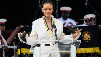 Rihanna brilla como un diamante tras ser elegida heroína nacional de Barbados