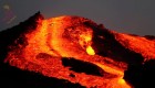 Tobogán de lava se desborda de los canales de un volcán
