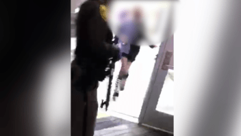 Video muestra a estudiantes resguardados y huyendo de tiroteo en Michigan