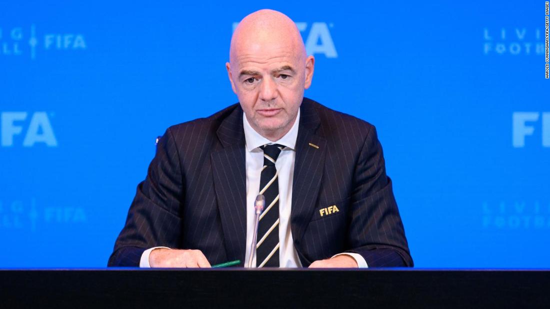 El presidente de la FIFA, Gianni Infantino, ve progresos en Qatar, a un año del Mundial