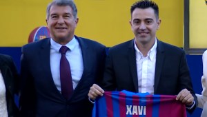 Xavi firmó su contrato con el Barcelona