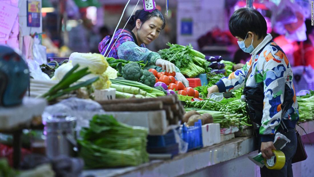 China insta a las familias a abastecerse de alimentos. ¿Qué sucede?