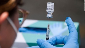 Pfizer confirmó que dos dosis bajan la protección contra la variante ómicron
