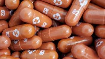 La FDA pronto decidirá sobre la píldora antiviral Covid-19 de Merck. Parece prometedor, pero también hay preocupaciones.