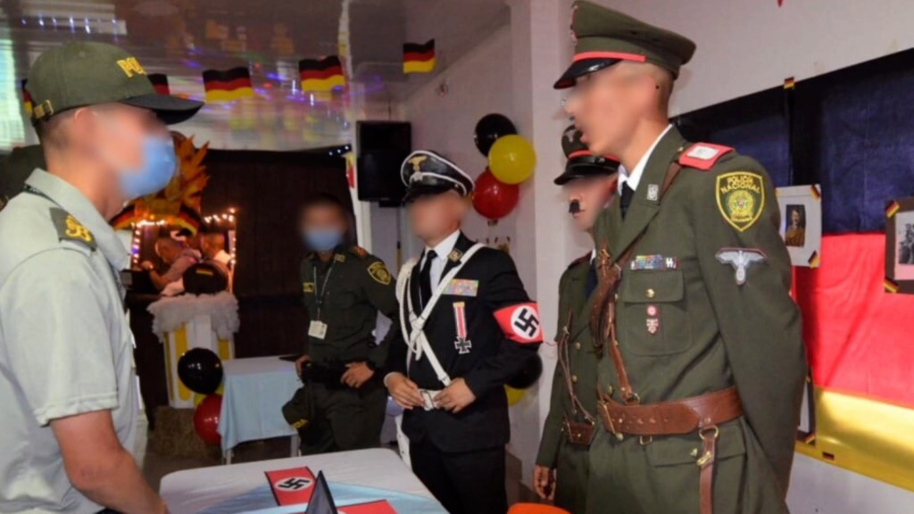 Autoridades colombianas destituyen a director de una escuela policial tras actividad en la que se "recrearon escenas alusivas al periodo de la Alemania nazi"