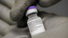 FDA autoriza refuerzos de dos vacunas contra el covid-19 para adultos