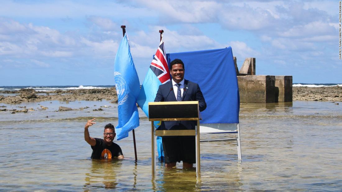 Tuvalu Minister goes into the water to film his speech on COP26