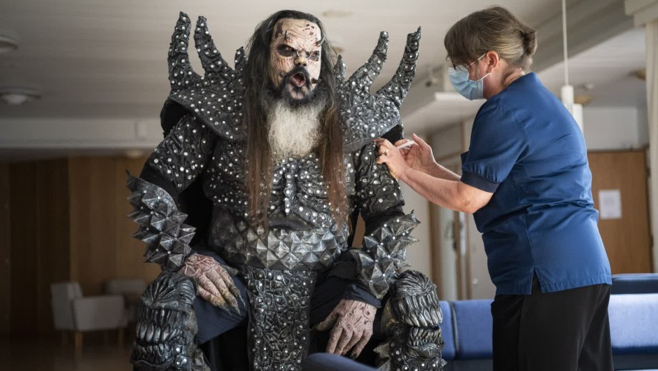 1 de agosto: Tomi Petteri Putaansuu, alias Mr. Lordi del grupo de rock Lordi, recibe su segunda inyección de la vacuna contra el covid-19 de manos de la enfermera Paula Ylitalo en Rovaniemi, Finlandia. (Crédito: Jouni Porsanger/Lehtikuva/AFP/Getty Images)