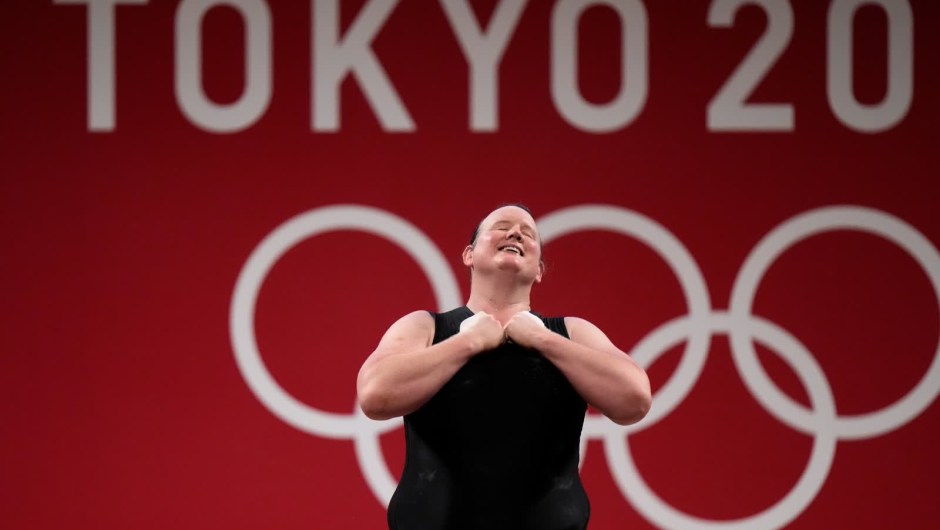 2 de agosto: la levantadora de pesas neozelandesa Laurel Hubbard dice "gracias" y se inclina después de levantar un peso en los Juegos Olímpicos de Tokio. Se convirtió en la primera mujer abiertamente transgénero que compite en los 125 años de historia de los Juegos Olímpicos. (Crédito: Martin Rickett/PA Images/AP)