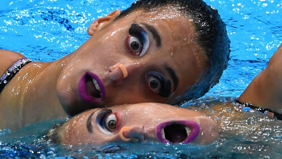 2 de agosto: Anna-Maria Alexandri y Eirini-Marina Alexandri, nadadoras artísticas de Austria, realizan juntas su rutina libre en los Juegos Olímpicos de Tokio. (Crédito: Clodagh Kilcoyne/Reuters)