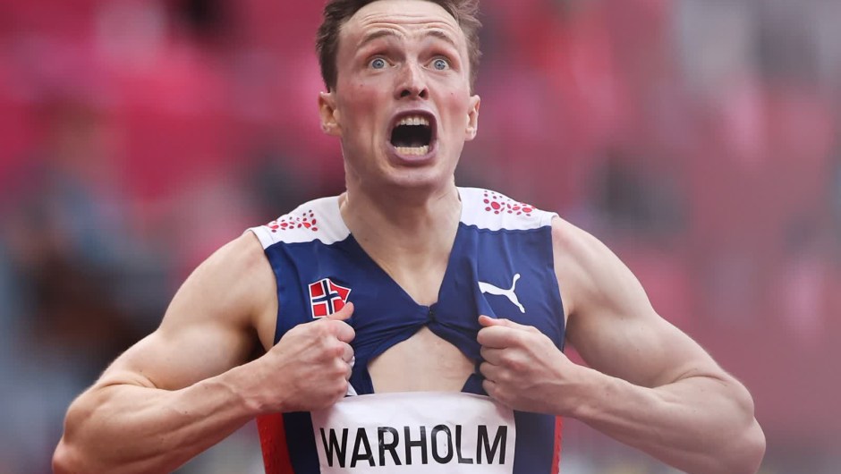3 de agosto: el noruego Karsten Warholm celebra tras ganar el oro en los 400 metros con vallas. Warholm terminó la carrera en 45,94 segundos, batiendo su propio récord mundial. (Crédito: David Ramos/Getty Images)