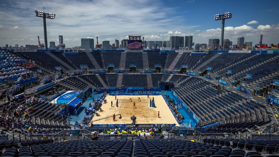 6 de agosto: partido de voleibol de playa en un recinto casi vacío en Tokio. La asistencia fue restringida en muchos eventos olímpicos debido a la pandemia de covid-19. (Crédito: Alexandra Garcia/The New York Times/Redux)