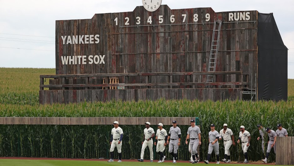 12 de agosto: miembros de los Chicago White Sox y los New York Yankees salen al campo antes del partido de béisbol "Field of Dreams" en Dyersville, Iowa. Era la primera vez que se celebraba un partido de las Grandes Ligas en el estado, y el partido se disputó en un campo situado junto al emplazamiento original de la película "Field of Dreams". (Crédito: Stacy Revere/Getty Images)