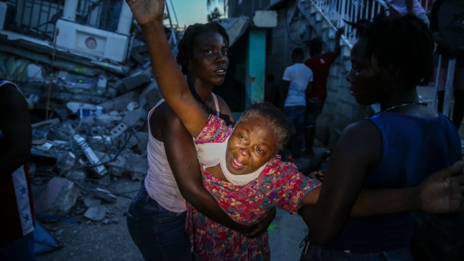 14 de agosto: Oxiliene Morency llora después de que el cuerpo de su hija de 7 años, Esther Daniel, fuera recuperado de los escombros de su casa en Haití. Un terremoto de 7,2 grados de magnitud sacudió Haití esa mañana, dejando más de 2.100 muertos y miles de heridos. (Crédito: Joseph Odelyn/AP)