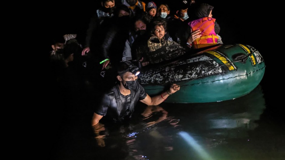14 de agosto: un contrabandista guía a un grupo de migrantes a través del río Grande, desde México hasta Roma, Texas. En julio, Estados Unidos registró la cifra más alta de dos décadas en el número mensual de migrantes detenidos en la frontera entre Estados Unidos y México. (Crédito: John Moore/Getty Images)