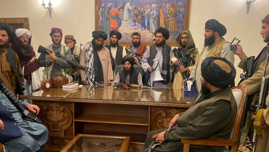 15 de agosto: combatientes talibanes sentados en el interior del palacio presidencial de Kabul, Afganistán, horas después de que el expresidente Ashraf Ghani huyera del país. Los talibanes recuperaron el control de Afganistán casi dos décadas después de haber sido expulsados de Kabul por las tropas estadounidenses. (Crédito: Zabi Karimi/AP)
