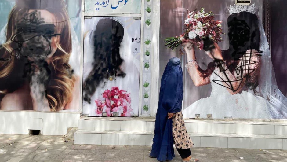20 de agosto: imágenes vandalizadas de mujeres fuera de un salón de belleza en Kabul. Al conocerse la noticia de que los talibanes habían tomado Kabul, se pintaron algunas imágenes de mujeres descubiertas. La última vez que los talibanes gobernaron en Afganistán, las mujeres tenían prohibido el acceso a la vida pública y sólo se les permitía salir al exterior escoltadas por hombres y vestidas con burkas. (Crédito: Haroon Sabawoon/Anadolu Agency/Getty Images)