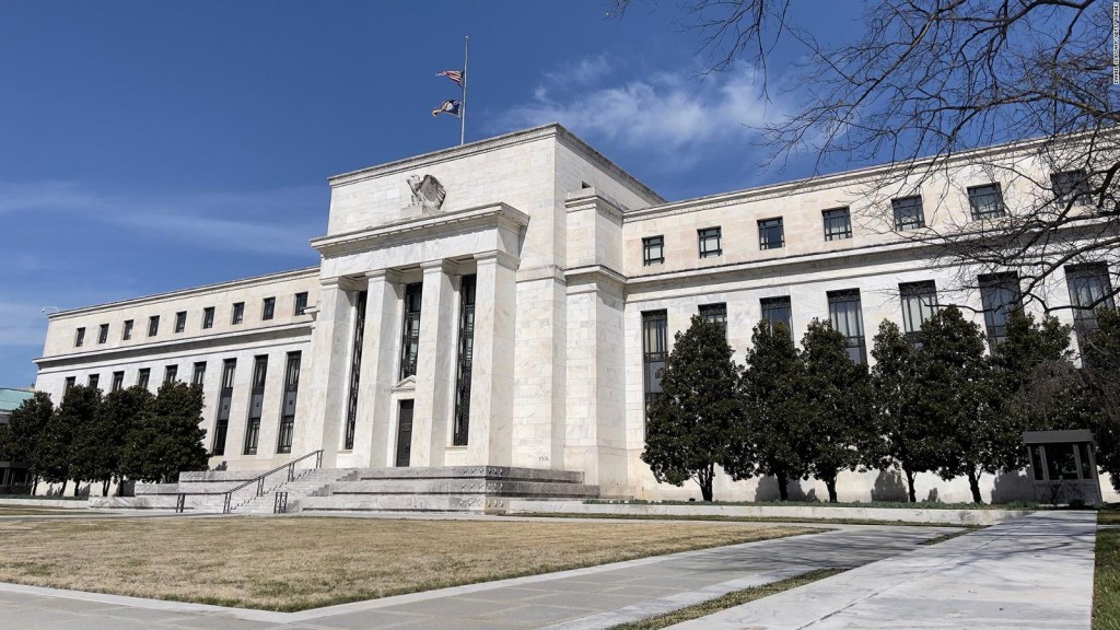 La Fed insinúa aumentos en las tasas de interés en 2022