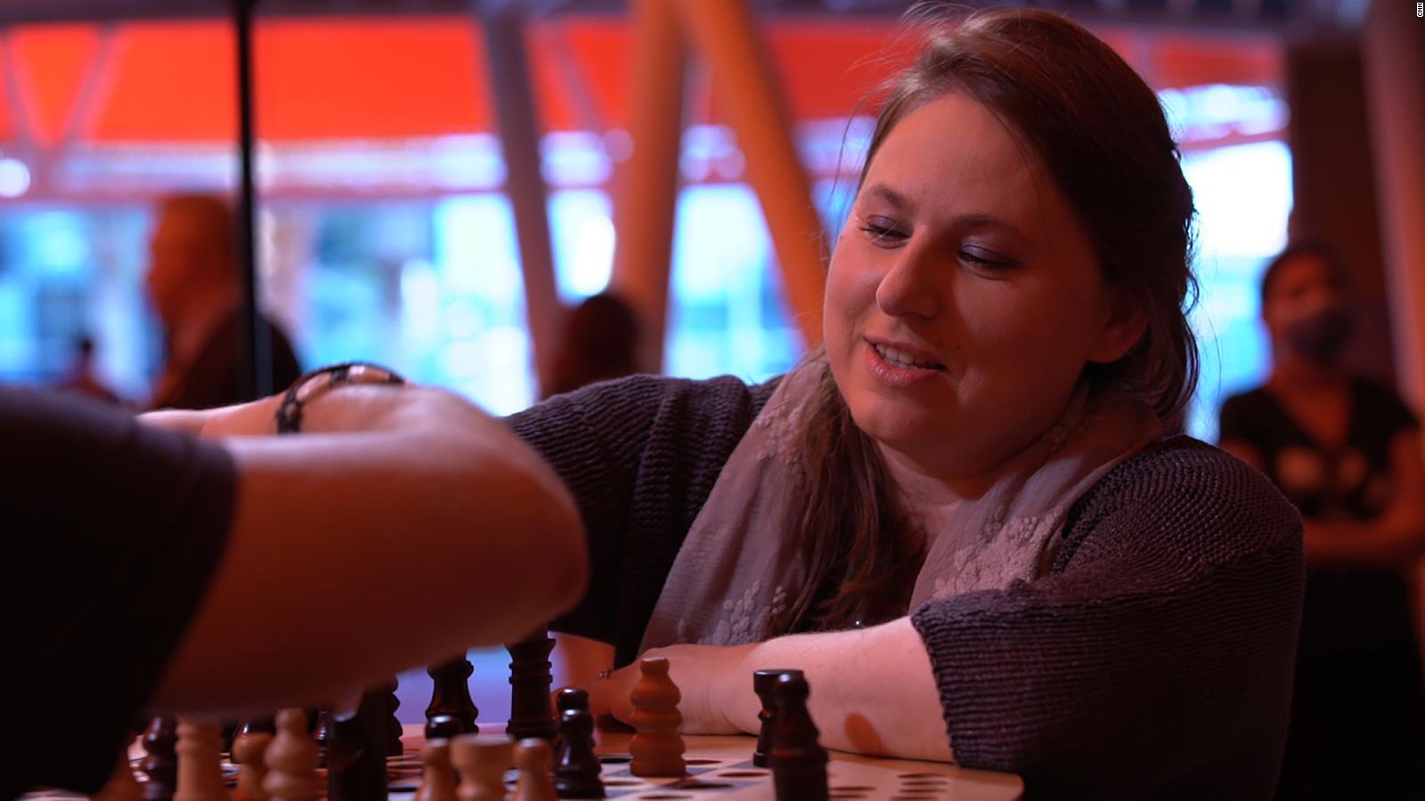 Judit Polgár es una ajedrecista húngara ya retirada, considerada la mejor  jugadora femenina de ajedrez de la historia. Batió el récord de…