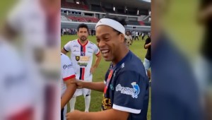 Ronaldinho hace un golazo y reparte alegría