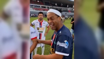 Ronaldinho hace un golazo y reparte alegría