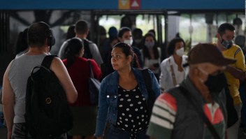 Brasil dice que viajero vacunado se contagió con ómicron