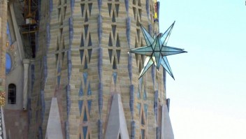 Nueva estrella de la Sagrada Familia ilumina Barcelona
