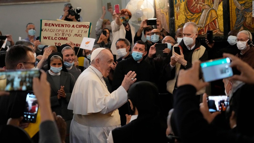 El papa regresará a Roma con 50 migrantes de Chipre
