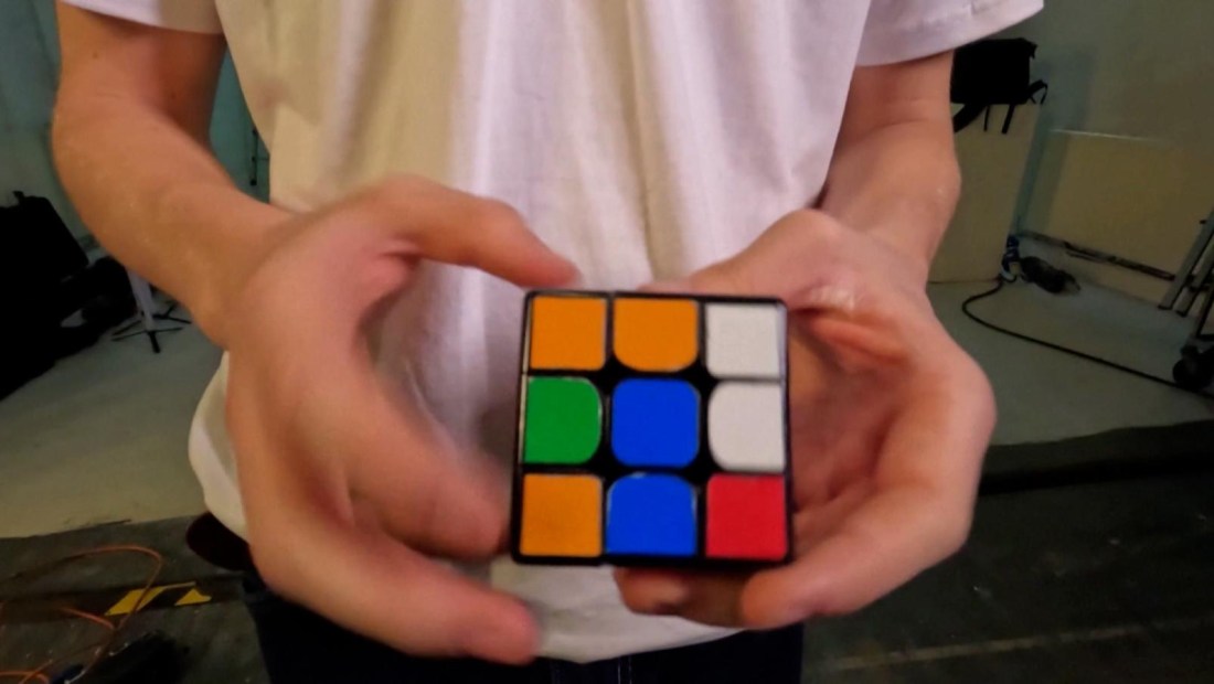 ¿Es posible armar un cubo en 5 segundos?