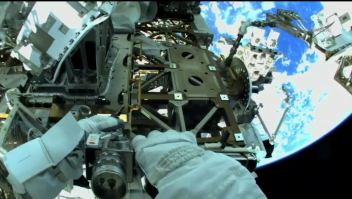 Mira cómo reparan un desperfecto mecánico en el espacio
