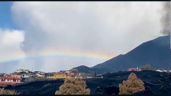 Mira este bello arcoíris en el volcán de La Palma