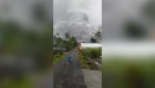 Mira el volcán Semeru de Indonesia entrar en erupción