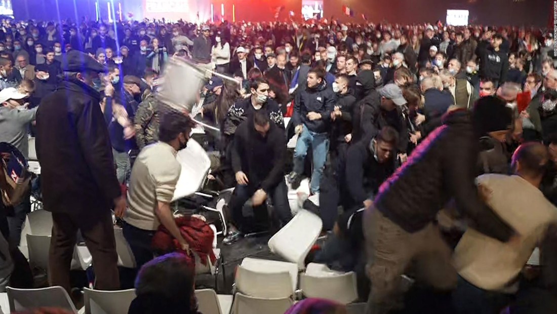 Así se enfrentaron partidarios de extrema derecha a manifestantes antirracistas en Francia