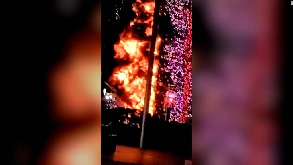Así fue el incendio del árbol de Navidad frente a Fox News. Un hombre está  bajo arresto | Video | CNN