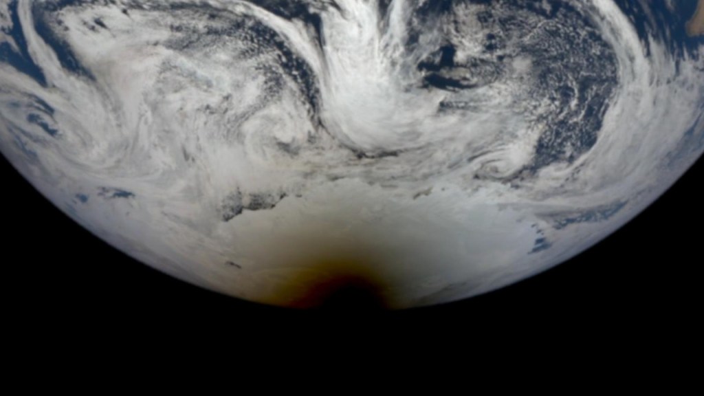 Así se vio el eclipse solar en Antártida desde el espacio
