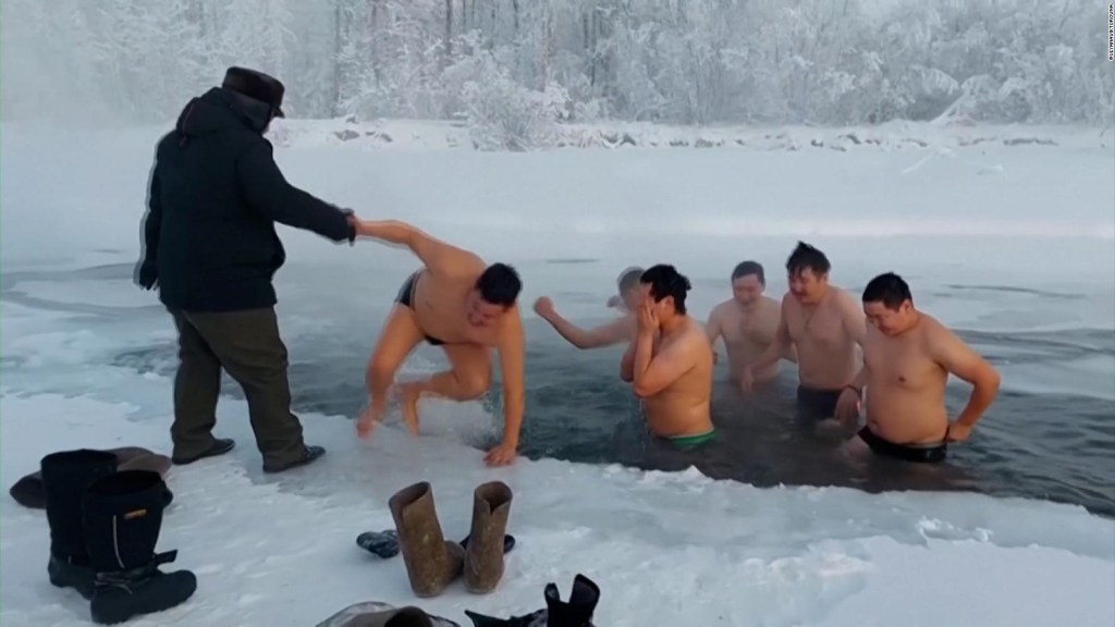 Los rusos se sumergen en aguas heladas