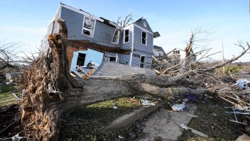 Mortal devastación por el paso de tornados en EE.UU.
