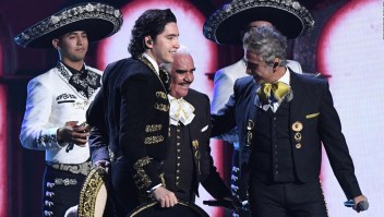 Vicente Fernandez lanzó a su nieto Alex como cantante