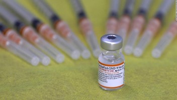 Pfizer ya trabaja en una vacuna específica para ómicron