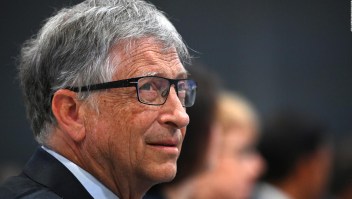 Bill Gates pone sus objetivos en la Tierra