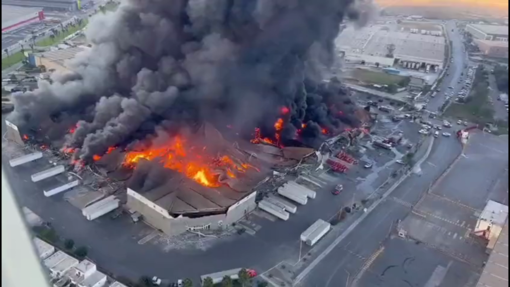 Impresionante incendio en fábrica en el norte de México