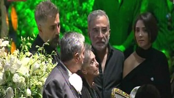 Alejandro Fernández al finalizar misa de su padre: ¡Viva Vicente, para siempre!"