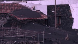 Cumbre Vieja: ceniza volcánica sepulta casas y vehículos
