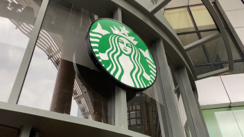 Starbucks se disculpa por vender comida caducada