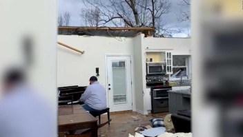 Toca el piano en su casa destruida por tornados