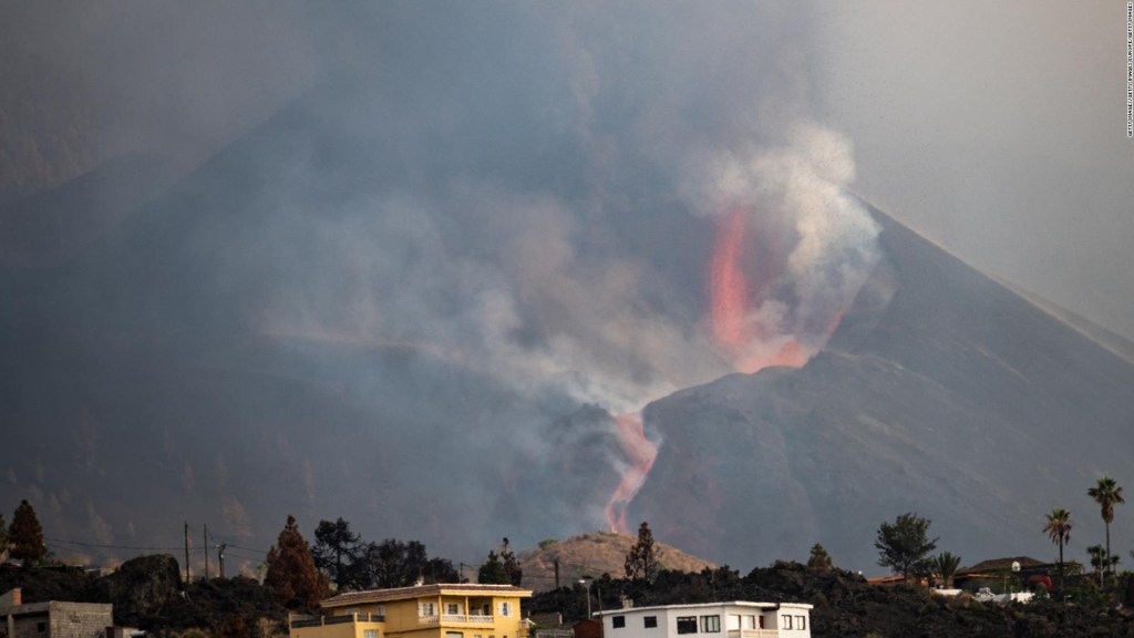 Mira cómo rueda una bomba volcánica en La Palma